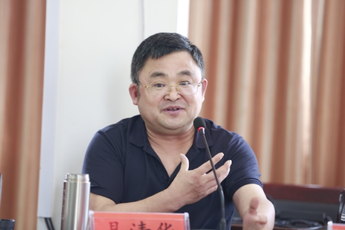 湖南文学编辑部主任易清华老师为散文作者授课