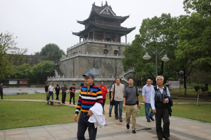 龙一等作家在襄阳仲宣楼采风