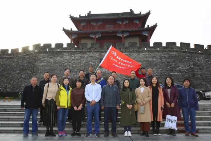 ２０２０年襄阳作家走汉水大型采风活动在汉江襄阳出发，襄阳市文联领导前来送行并赠旗。