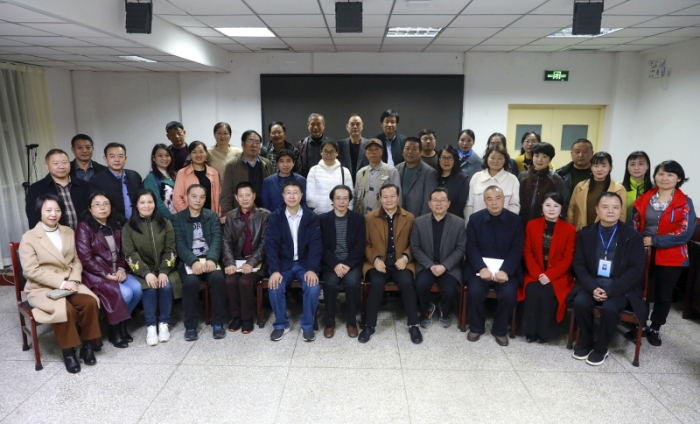 襄阳作家采风团与陕西汉中市作家交流合影