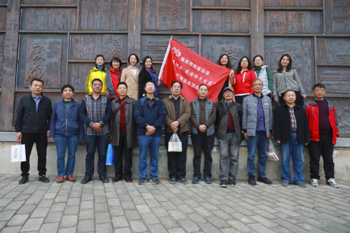 襄阳作家采风团在陕西商洛市棣花古镇与商洛市文联及丹凤县作家合影