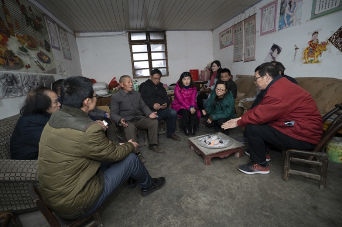 参加采风的作家们与本土乡民进行交流