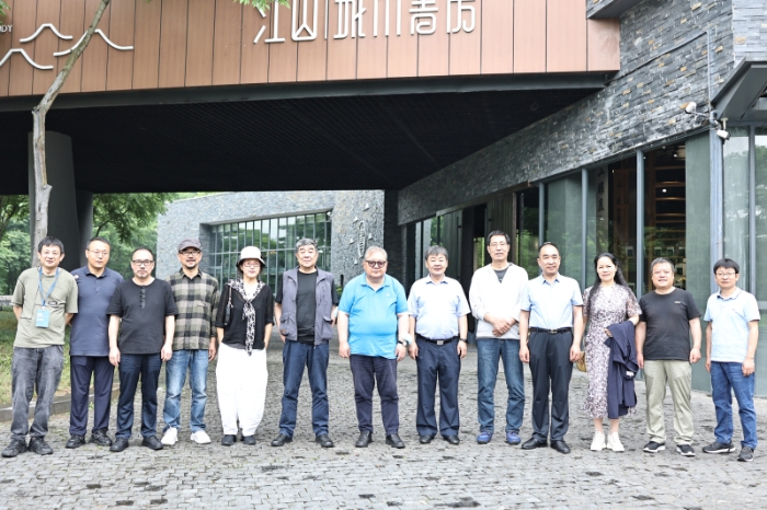 参加第二届“屈原诗歌奖”的诗人和嘉宾们在宜昌采风