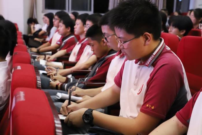 学子们聆听讲座